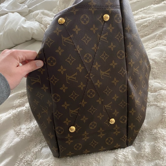 Louis Vuitton - Picture 6 of 7